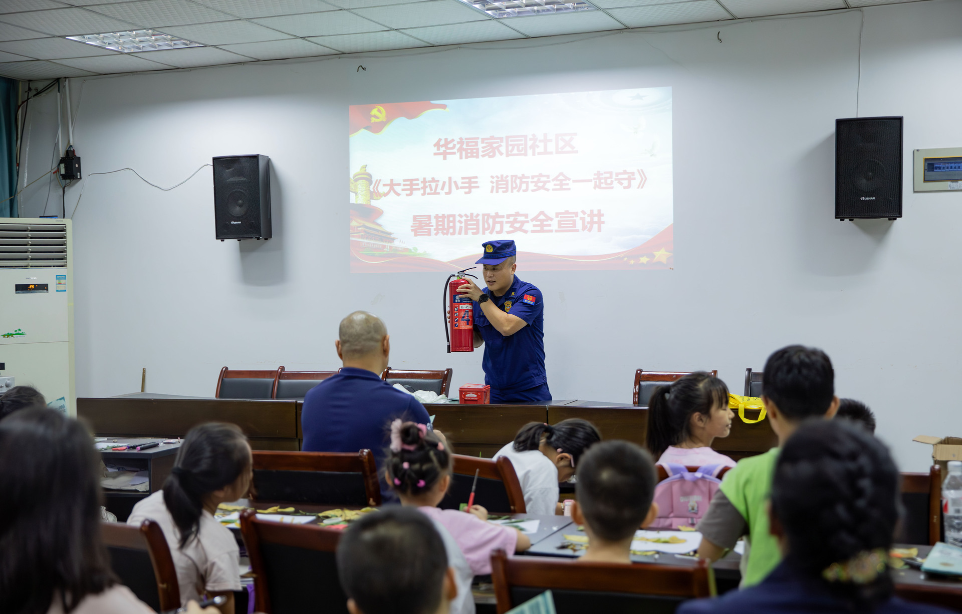 消防宣传员向青少年普及灭火器使用方法