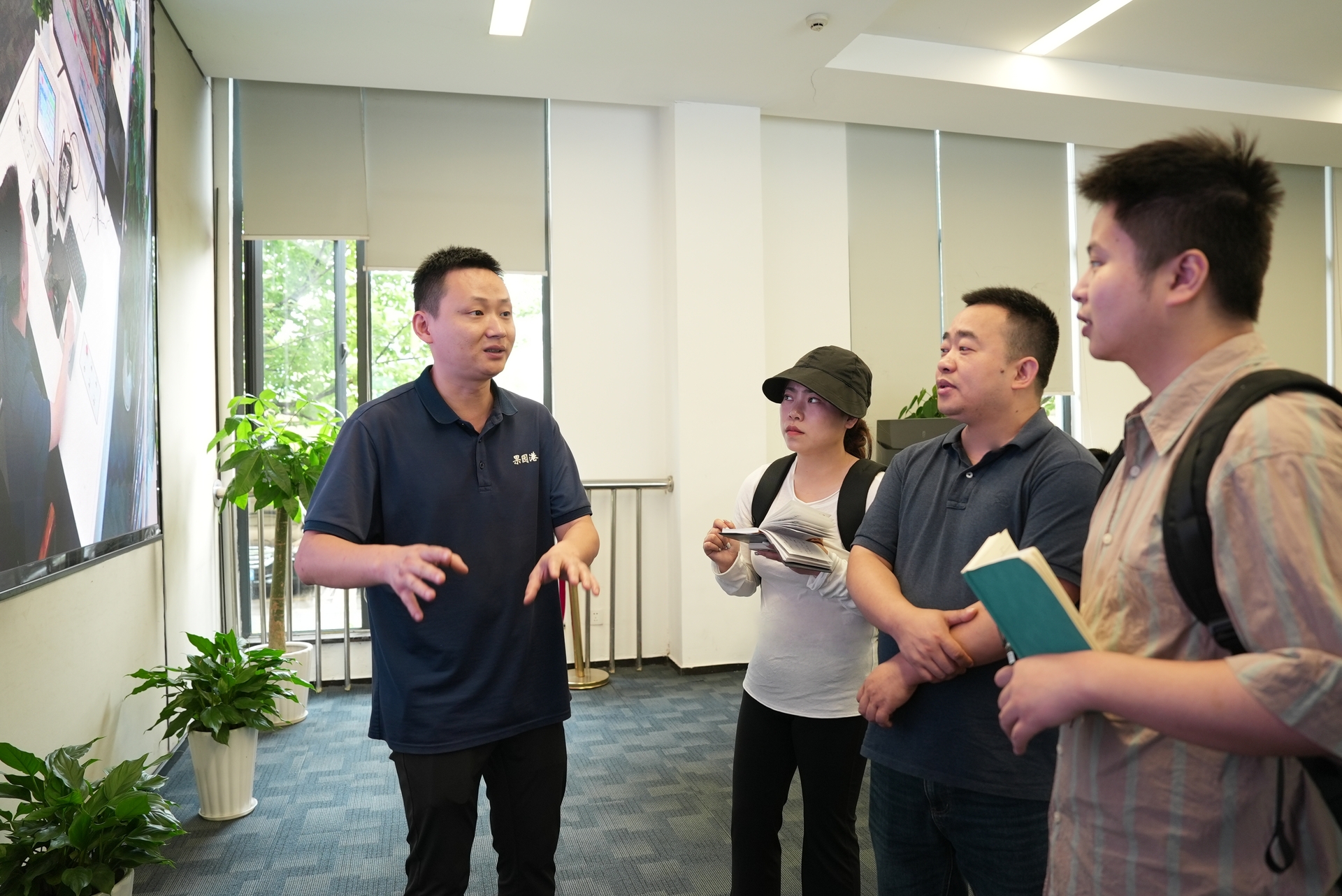 重庆果园集装箱码头有限公司操作部副部长胡万琪向“西部陆海新通道向南行”采访团记者介绍运行情况。图/吴曼祯