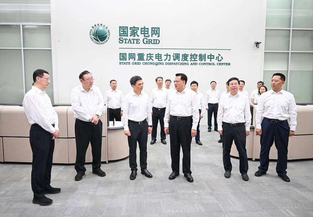 6月10日上午,市委书记袁家军,市委副书记、市长胡衡华在国网重庆电力公司调研。记者 苏思 摄/视觉重庆