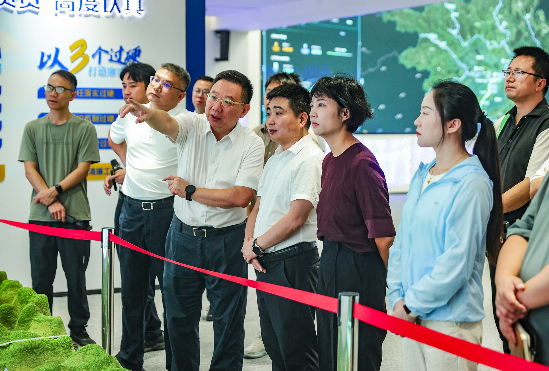 “西部陆海新通道向南行”采访团记者走进平陆运河建设现场,听取介绍。图/刘峥
