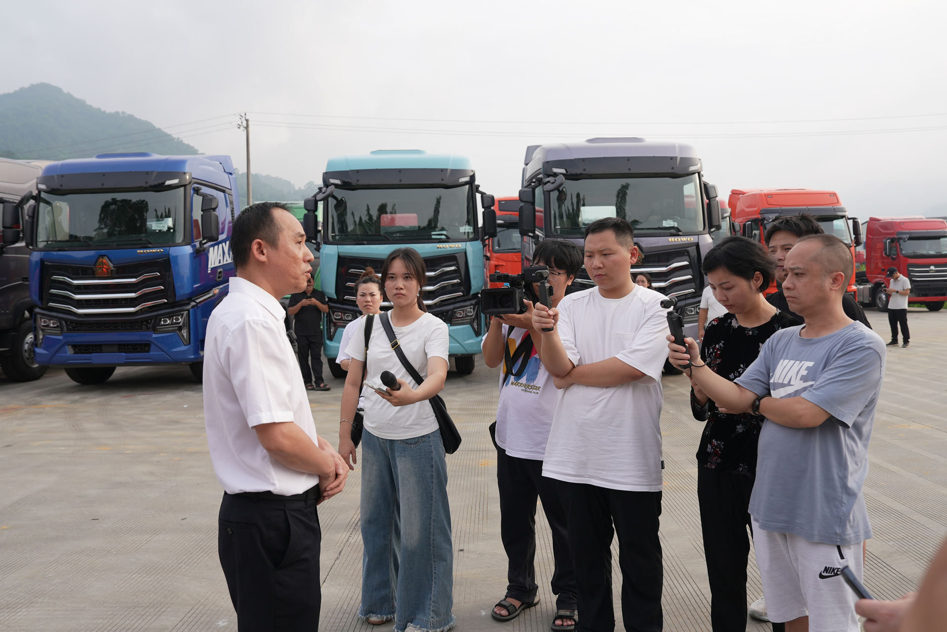 万通国际物流有限公司董事长黄毅接受“西部陆海新通道向南行”采访团记者采访。图/吴曼祯