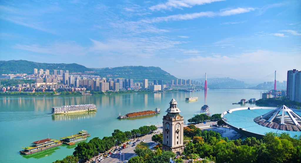 3长江万州段船往运输忙。通讯员 付作侨 摄