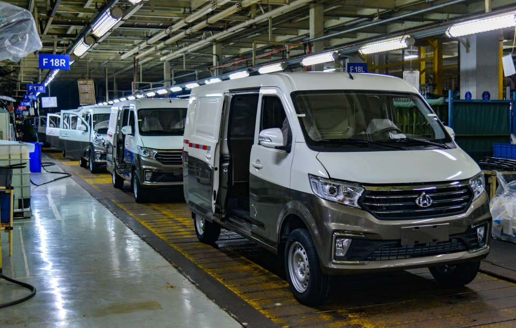 1长安跨越,生产线上刚组装完成的新车准备下线。通讯员 付作侨 摄