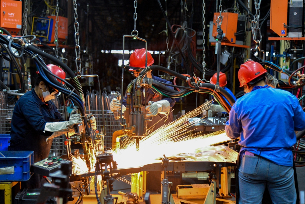 2开州千能实业,工人忙着为长安跨越生产汽车配件。通讯员 付作侨 摄