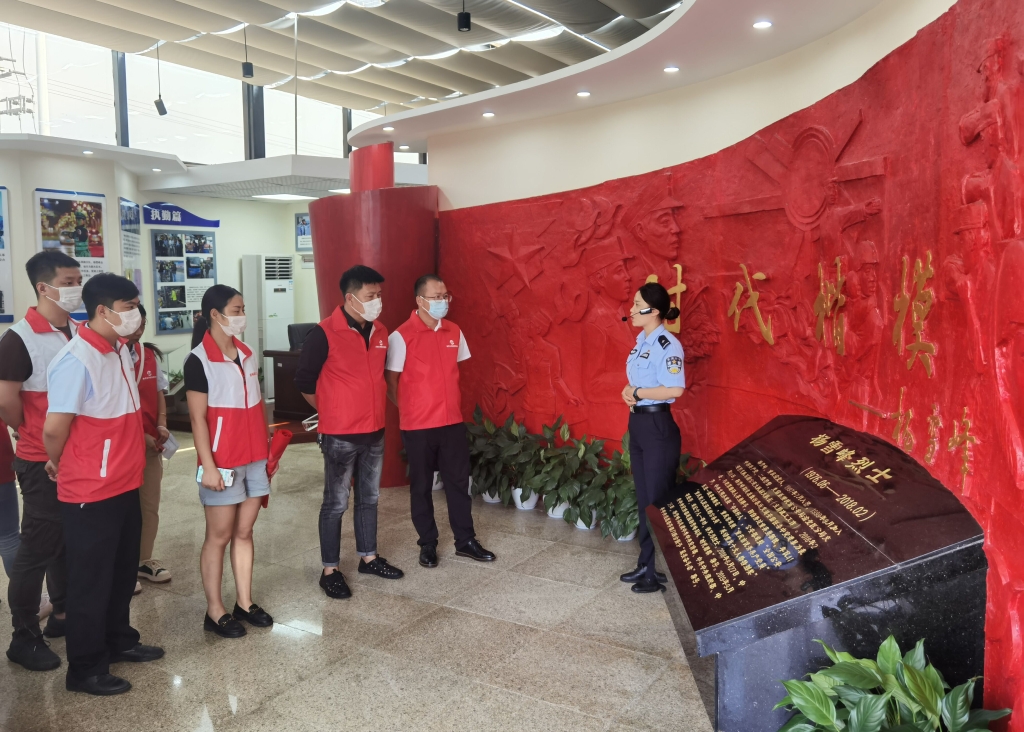 社会群众参观杨雪峰学习教育基地。警方供图