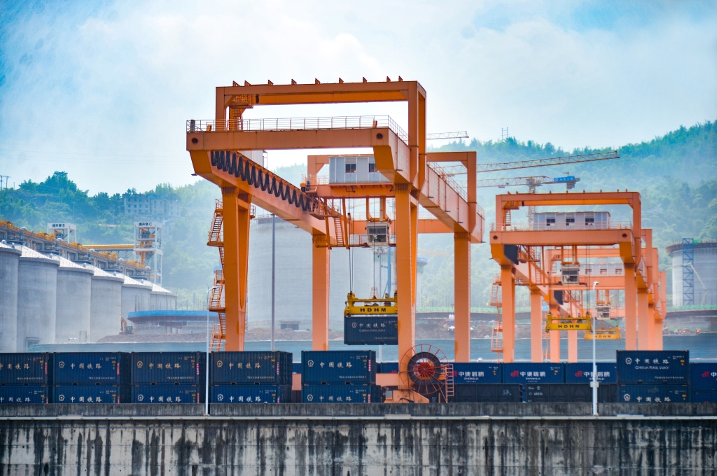 4万州区新田港忙着装卸货物。通讯员 付作侨 摄