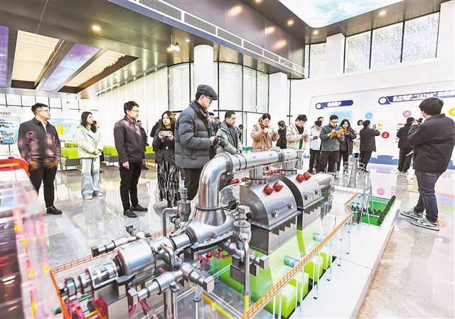 2024年12月26日,成渝地区双城经济圈建设实施五周年川渝主流媒体联合采访活动走进东方电气(成都)氢能科技有限公司德阳示范基地,探寻川渝如何携手共建“氢走廊”。记者 尹诗语 摄/视觉重庆 undefined