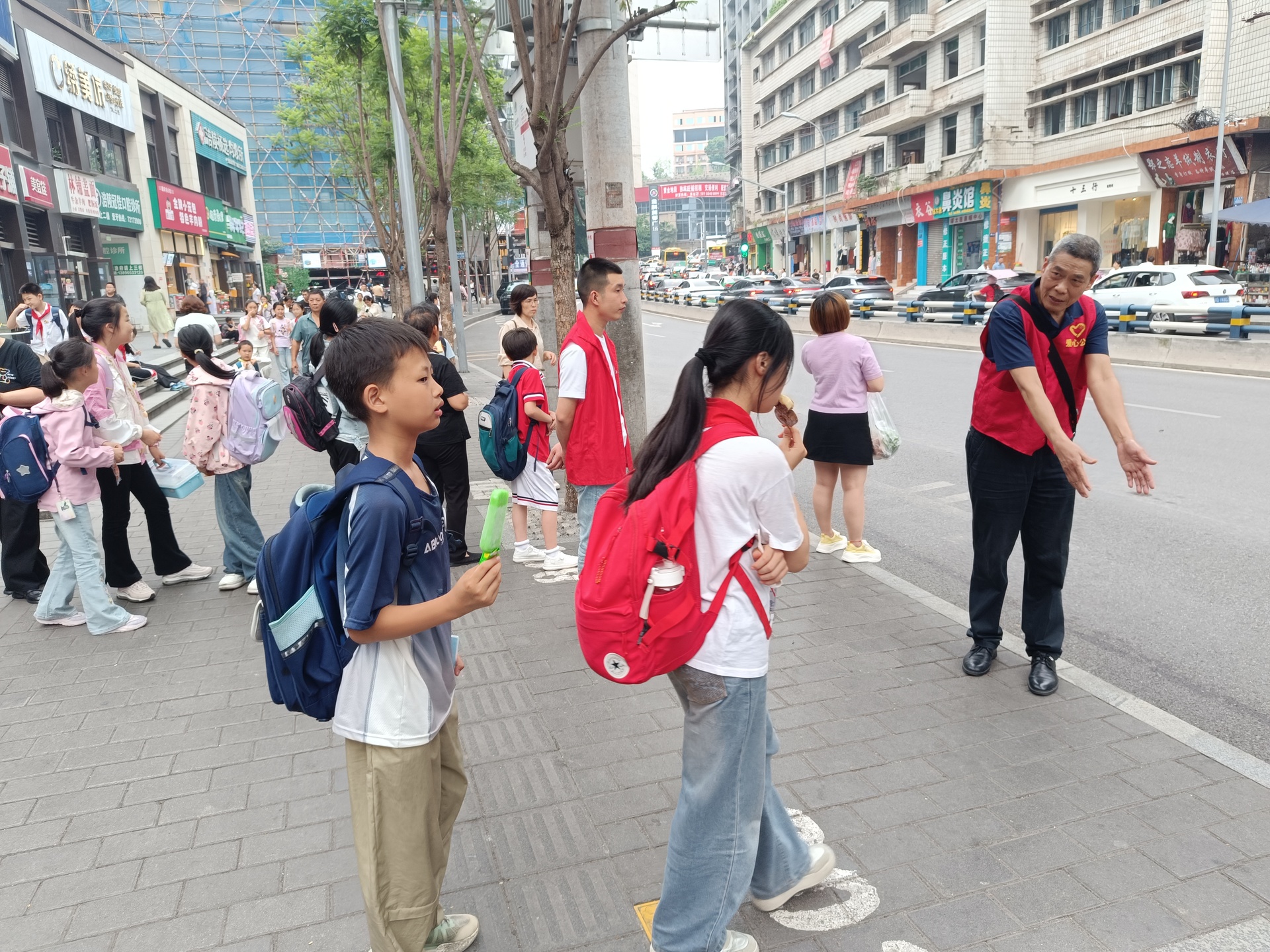 周晓明与志愿者引导学生和市民有序安全乘车。图/重庆巿涪陵区融媒体中心记者 徐华东 4638bb3a5641c54da5dcd8b2614bb353_.jpg
