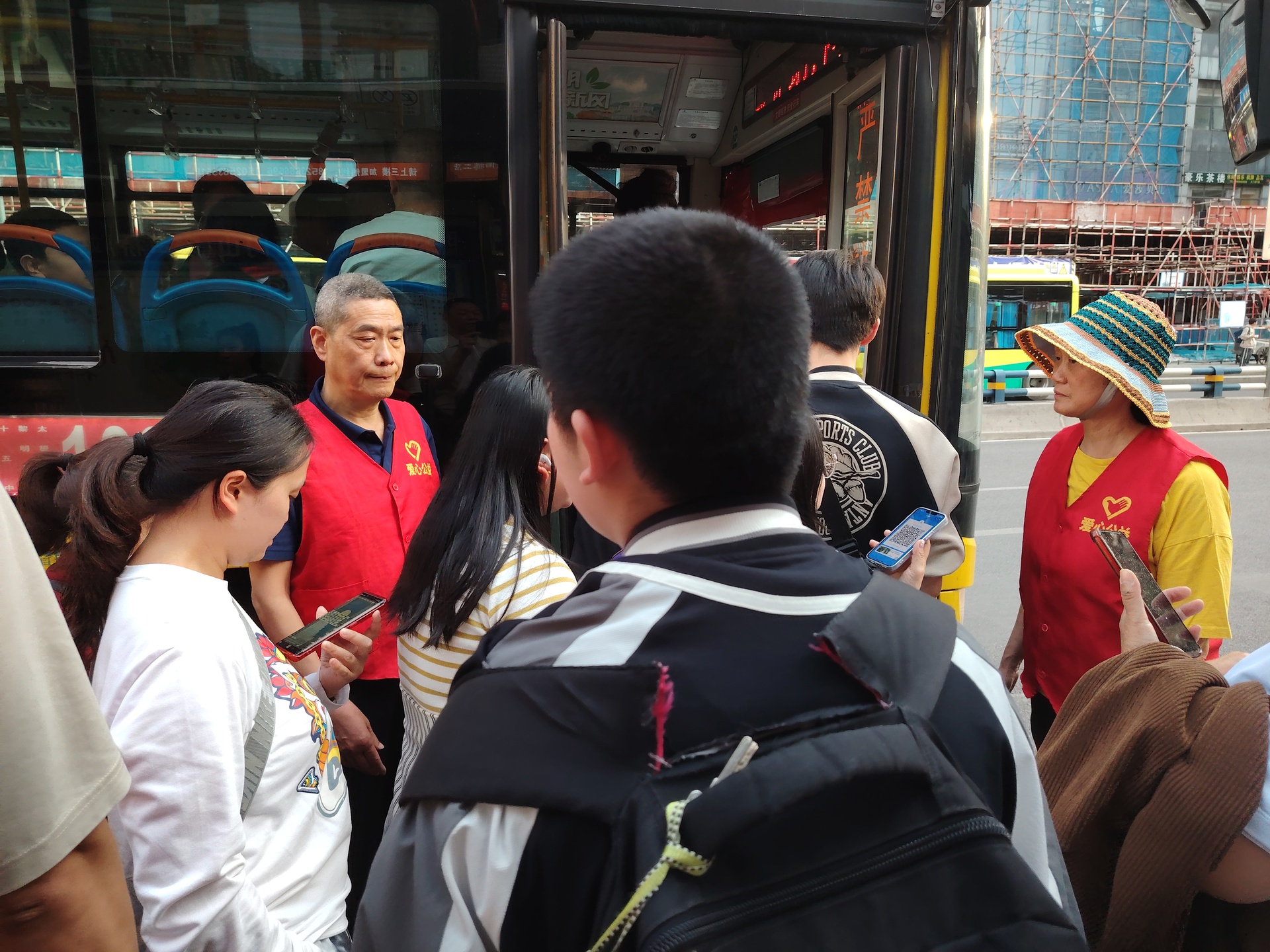 周晓明与妻子引导学生和市民有序安全乘车。图/重庆巿涪陵区融媒体中心记者 徐华东 16bef43ccc4cc0f526fb5e195dc367de_.jpg