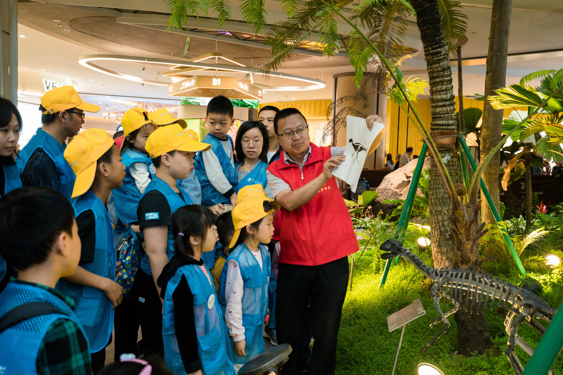 张锋(右一)为孩子们科普地质学知识。受访者供图