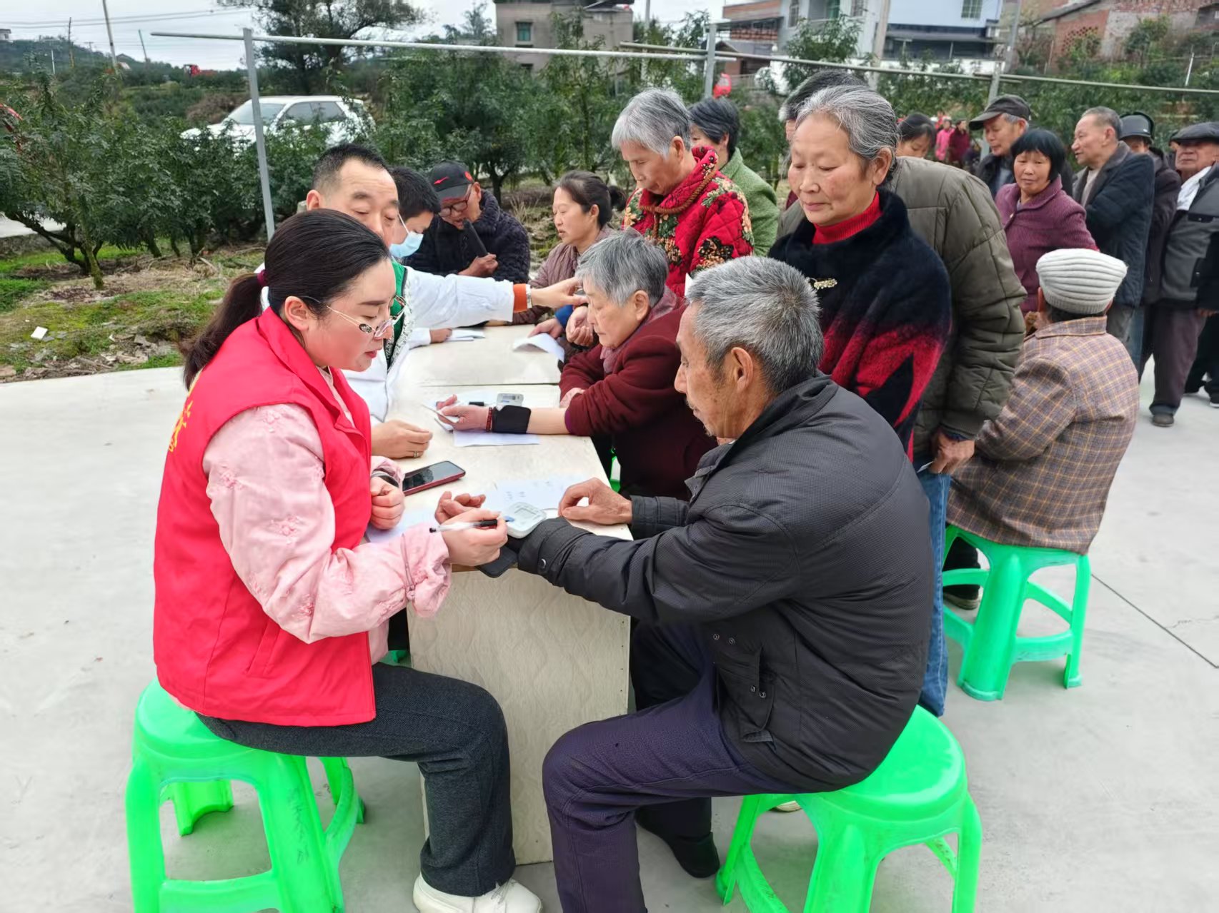 流动党员返乡期间积极参与村(社区)志愿活动
