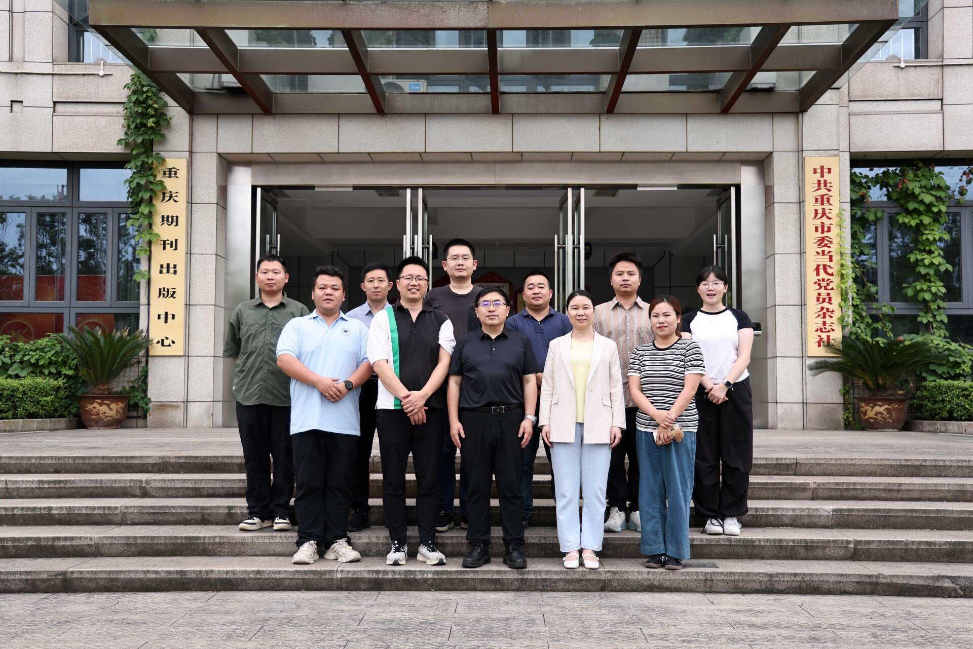 西部陆海新通道向南行采访团成员合影。图/王柏林 0467fd73866cec4b64821dcdfc498a3.jpg