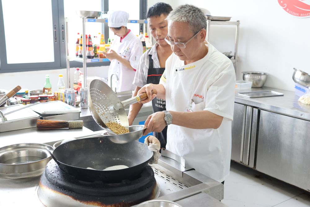 7月24日,在重庆市万州烤鱼培训中心,学员正在观摩学习。新华社记者雷明宇 摄