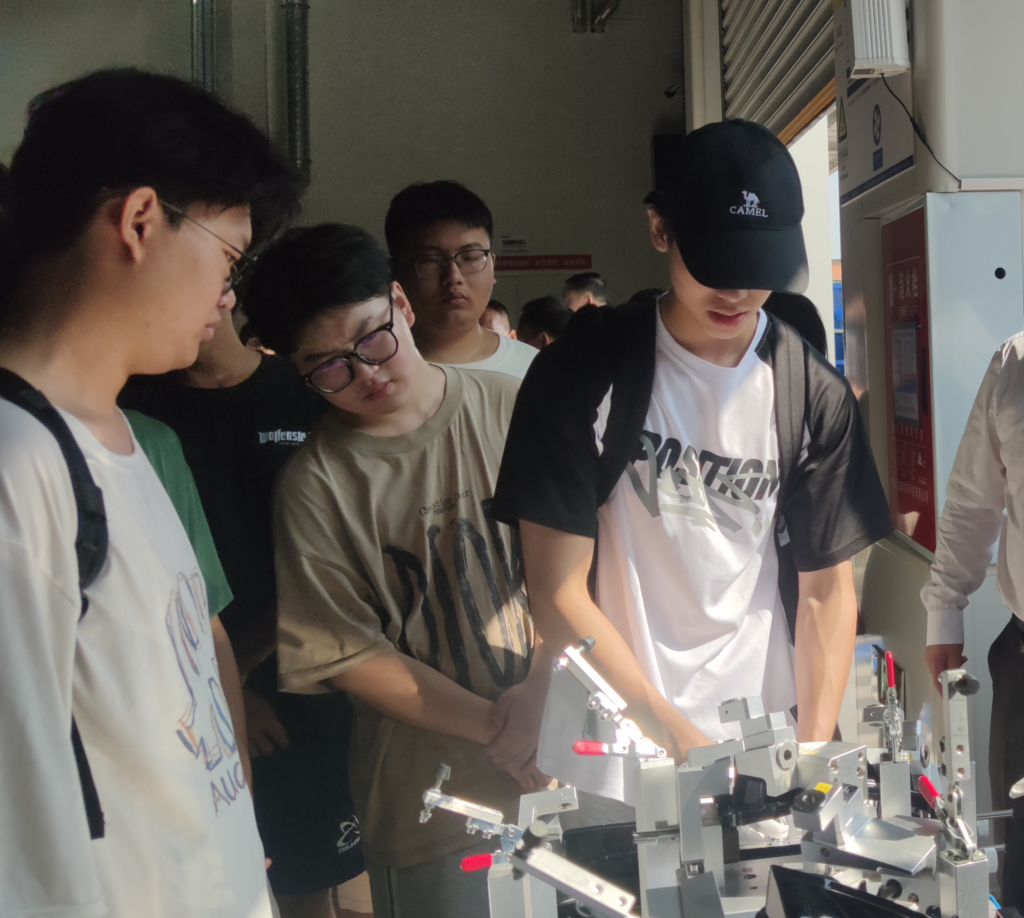 同学们排队进行实操。重庆市人力社保局 供图