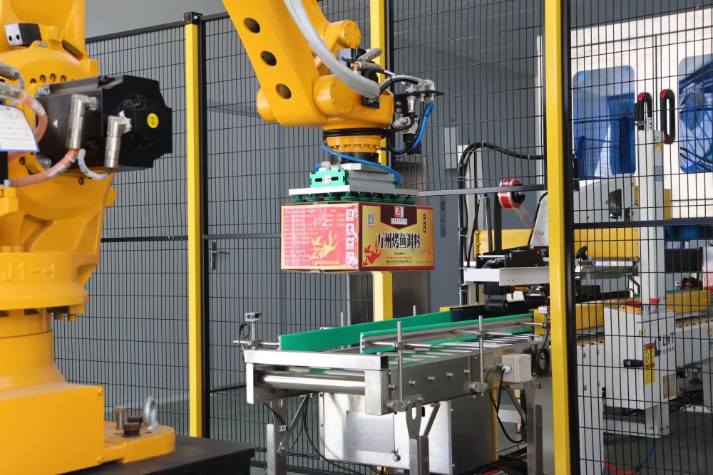 这是7月24日拍摄的重庆市万州区一家工厂里的烤鱼调料生产线。新华社记者雷明宇 摄