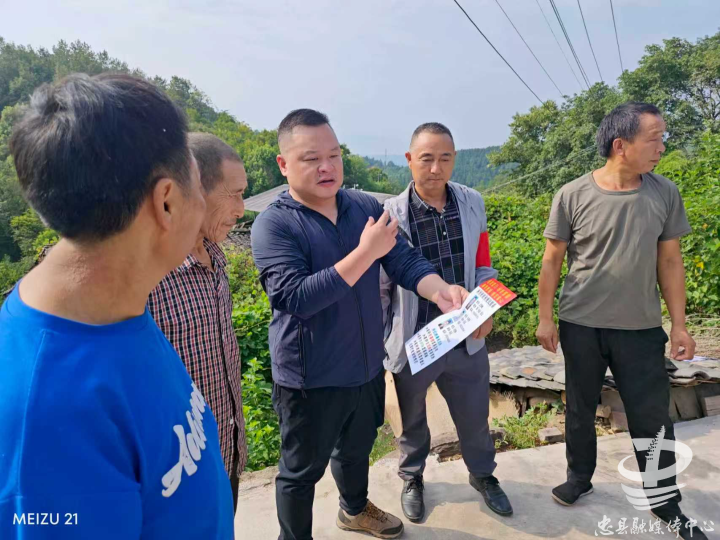 两河村驻村工作队走访村民宣传驻村便民联系卡。图/方世林