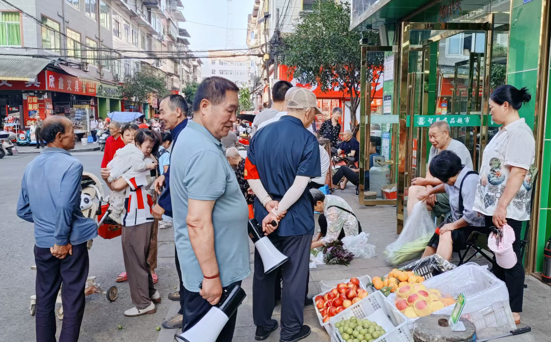 “爱郭家”义务监督队在街边巡查