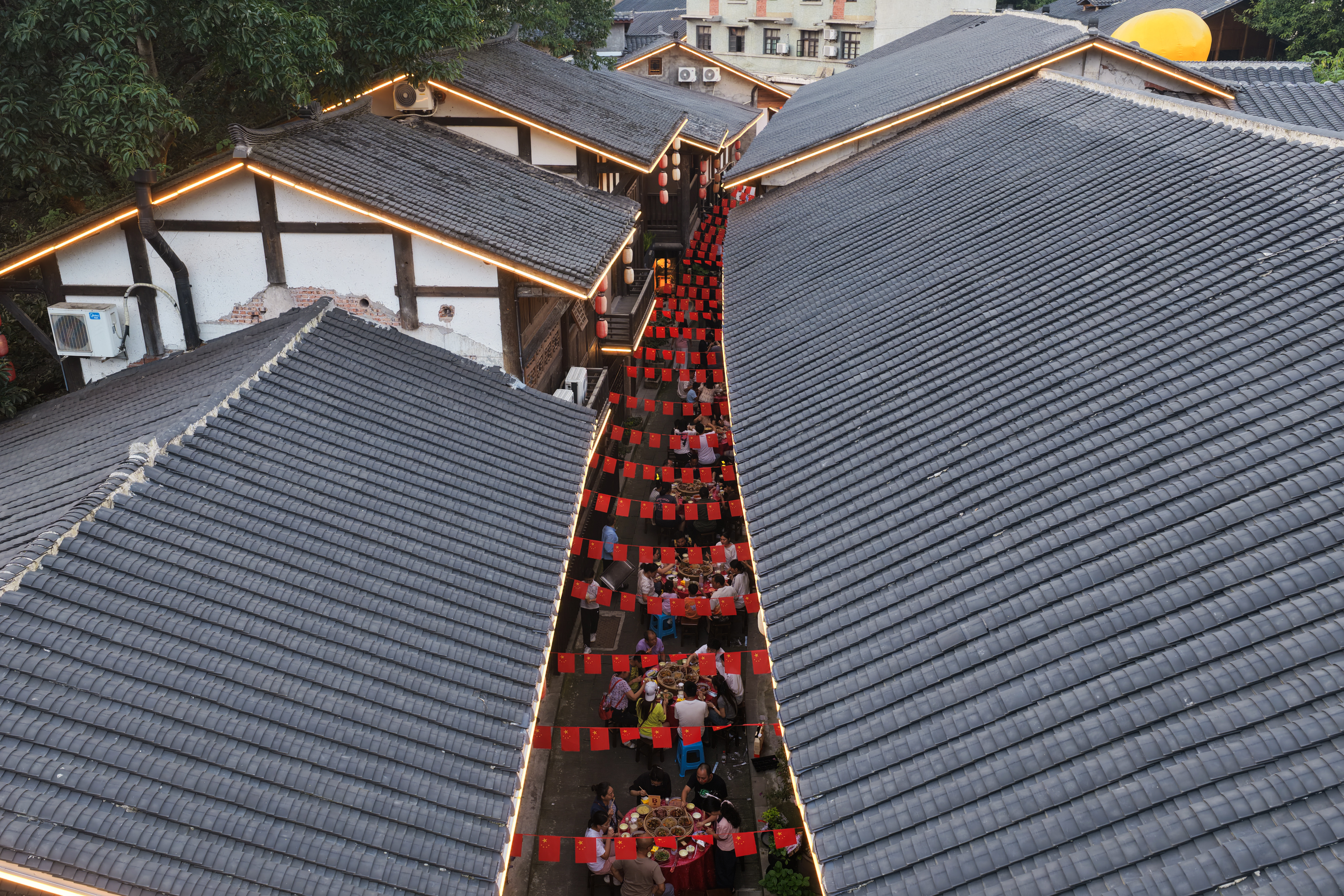 ▲俯瞰偏岩古镇。新华社记者 田金文 摄