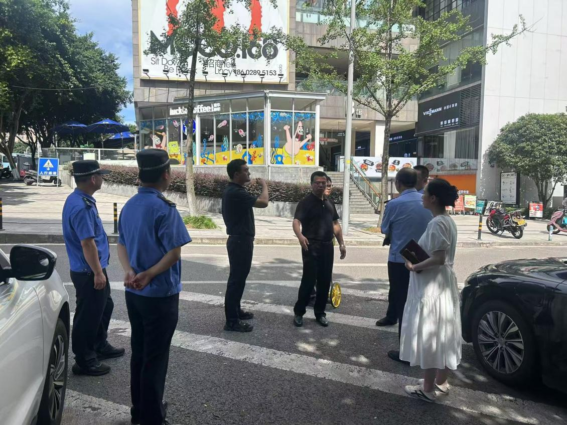 景天支路增设停车位协调会现场。星湖路社区供图