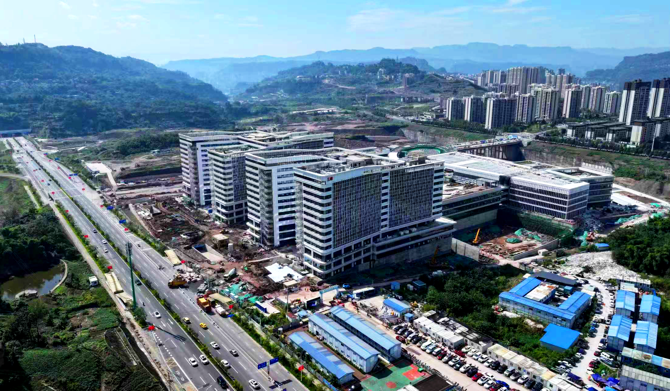 建设中的万州三峡国际健康城三峡医学中心。图/付作侨