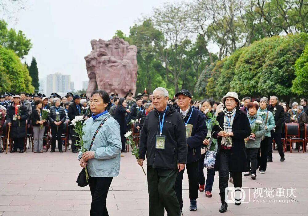 4月3日,歌乐山烈士陵园,重庆市社会各界2025年“清明祭英烈”活动现场,市民依次环绕瞻仰烈士墓并敬献鲜花。龙帆 摄 / 视觉重庆