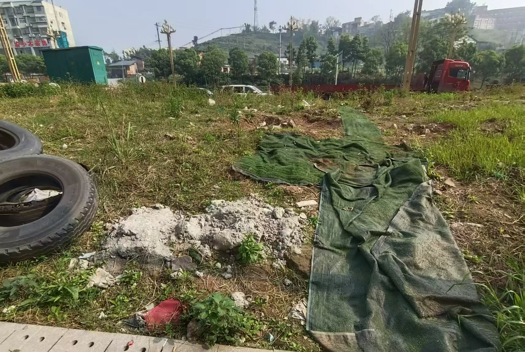 恒大文化城绿化带整改前