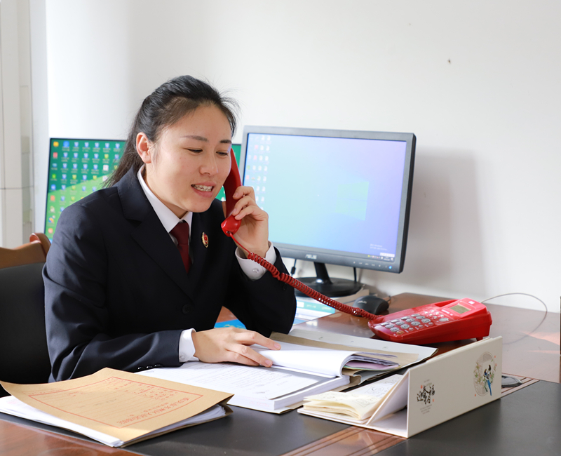 渝检护“未”团队代表王莉在回访孩子家长。重庆市人民检察院供图