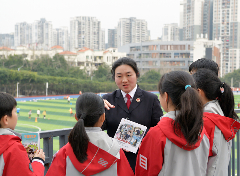 渝检护“未”团队代表李非白在学校与孩子们交流。重庆市人民检察院供图