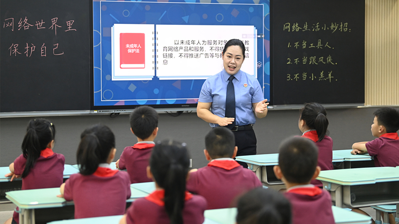 渝检护“未”团队代表梅玫为孩子们上普法课。重庆市人民检察院供图