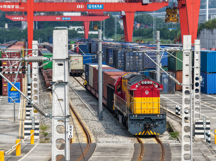 9月28日,西部陆海新通道班列在重庆鱼嘴站等待发车(无人机照片)。新华社记者 唐奕 摄