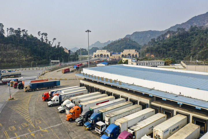 2023年10月11日,满载笔记本电脑配件、发电机组件等产品的西部陆海新通道跨境公路班车从重庆南彭公路保税物流中心驶出,将途经广西凭祥,直达越南(无人机照片)。新华社记者 黄伟 摄