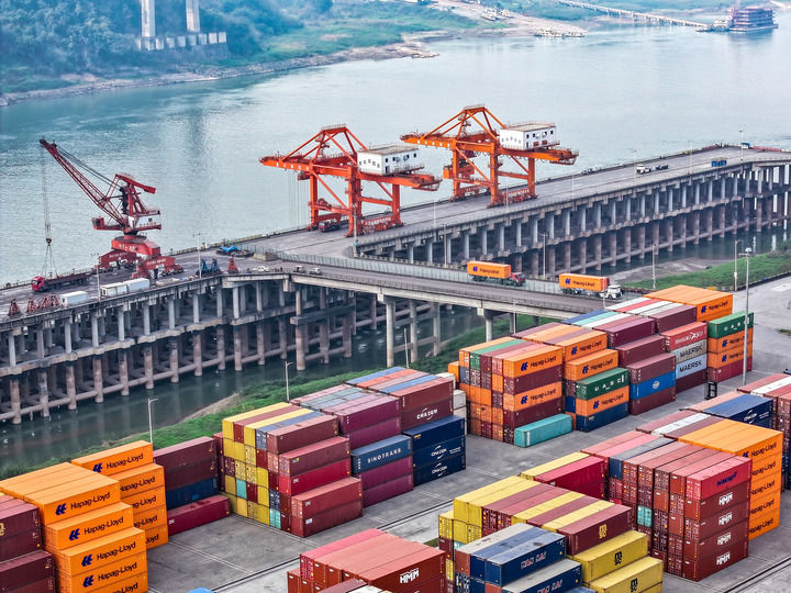 这是2月25日拍摄的重庆两江新区果园港(无人机照片)。新华社记者 唐奕 摄