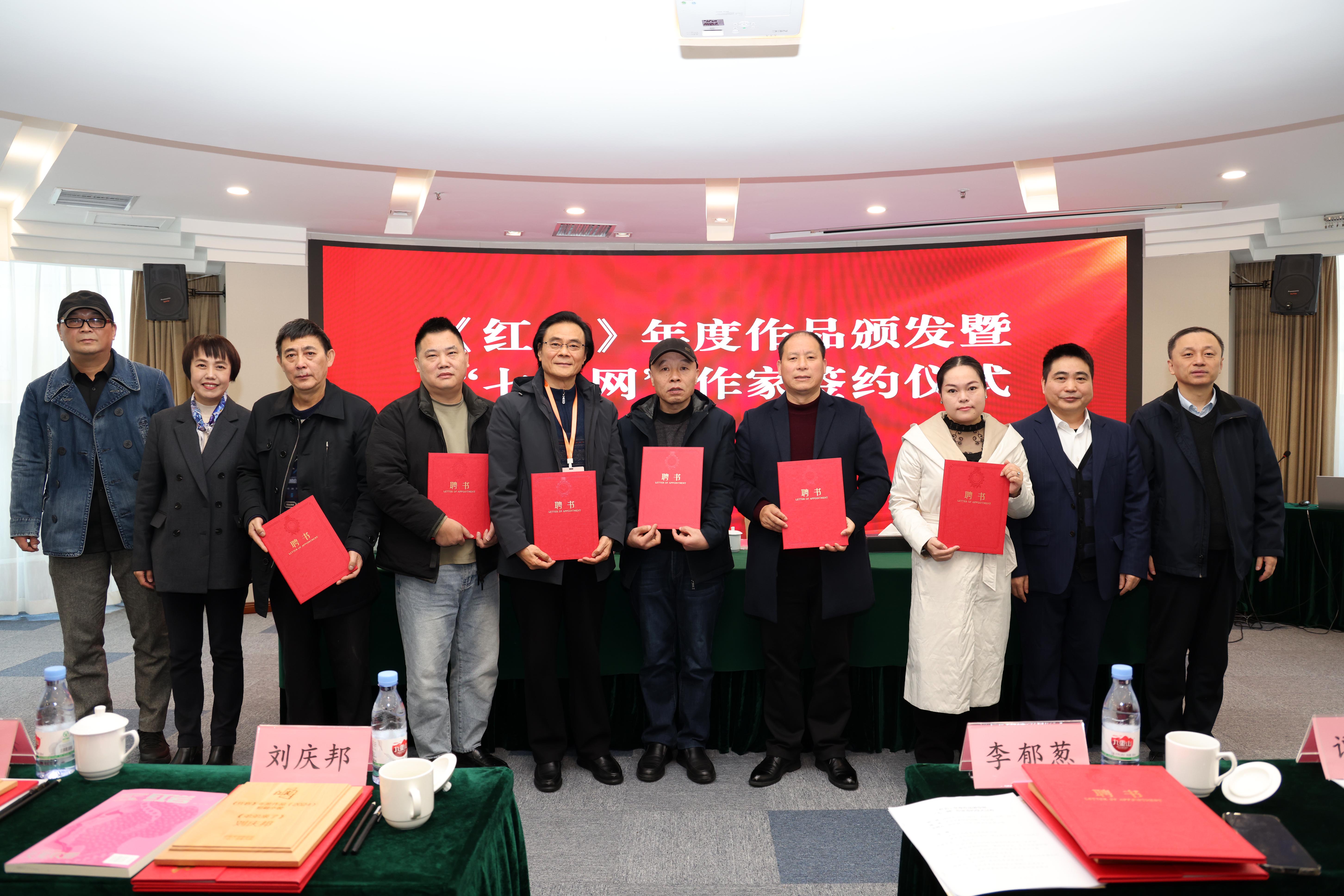 2025年11月28日,重庆市渝中区,“七一网”作家签约仪式。图/王柏林