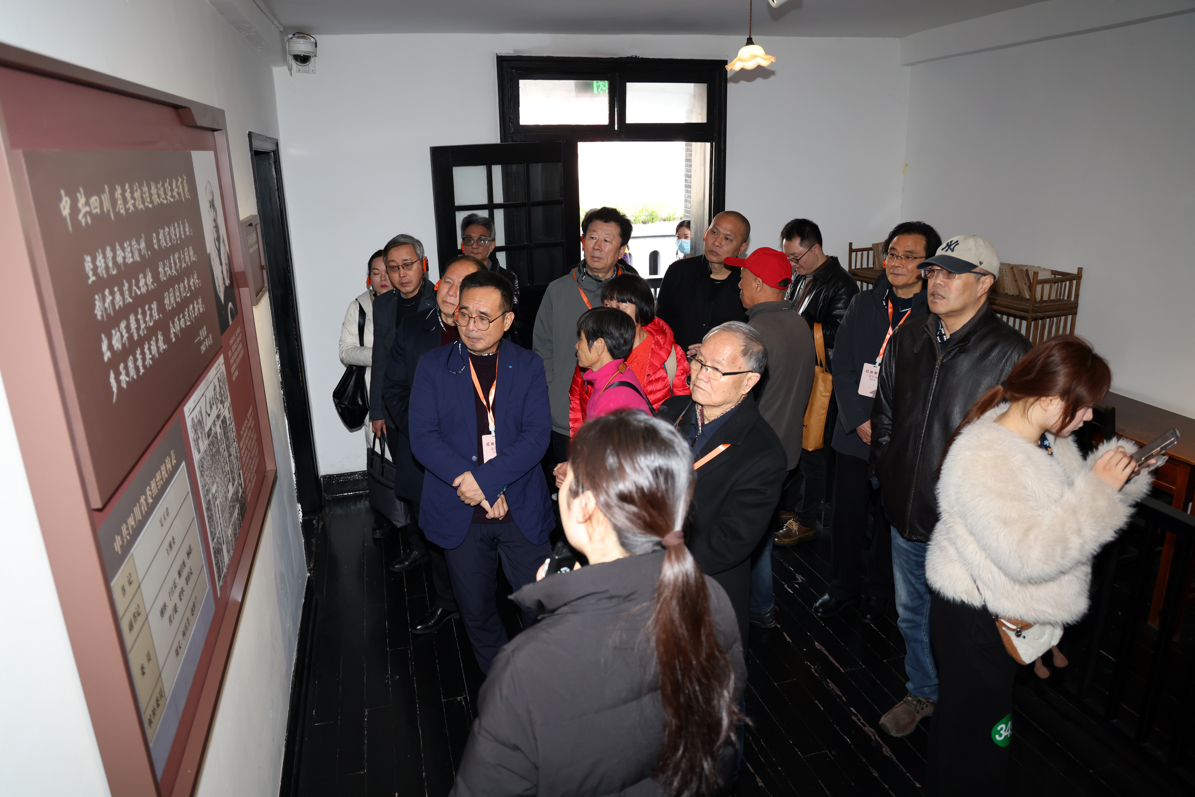 2025年11月27日,“红岩笔会”与会作家在重庆市渝中区采风。图/王柏林