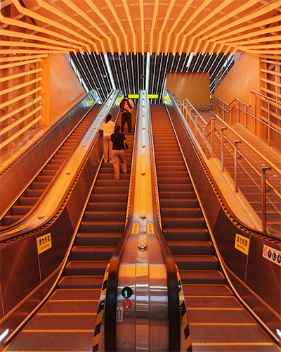 重庆轨道交通4号线西延伸段嘉州路站站台两侧的电扶梯,颇具科技感。当代党员杂志社记者 杨涛 摄