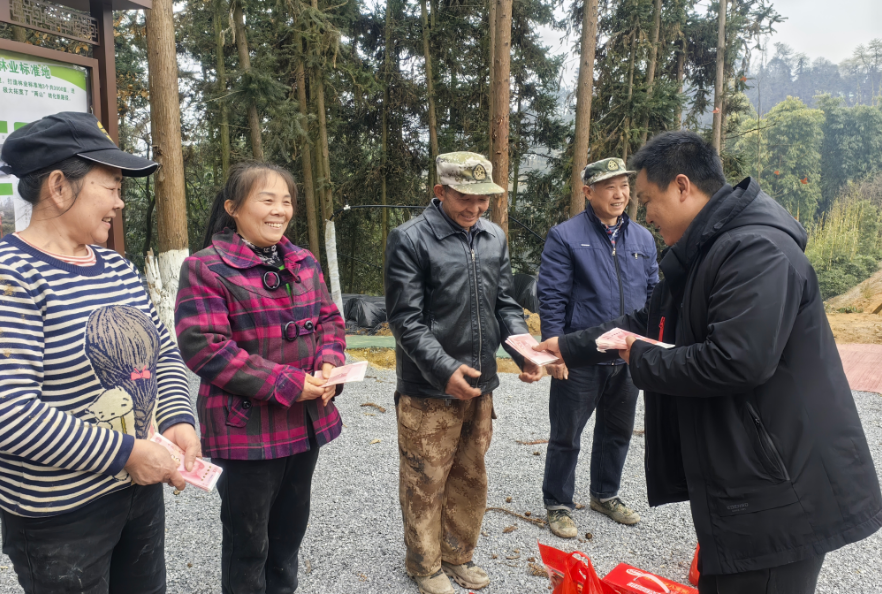 2026年2月2日,松林间,两地乡亲收到了工资和新春礼包。当代党员杂志社记者 曾敬 摄