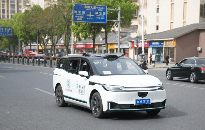 2025年4月13日,自动驾驶网约车行驶在重庆市永川区。陈安鑫 摄