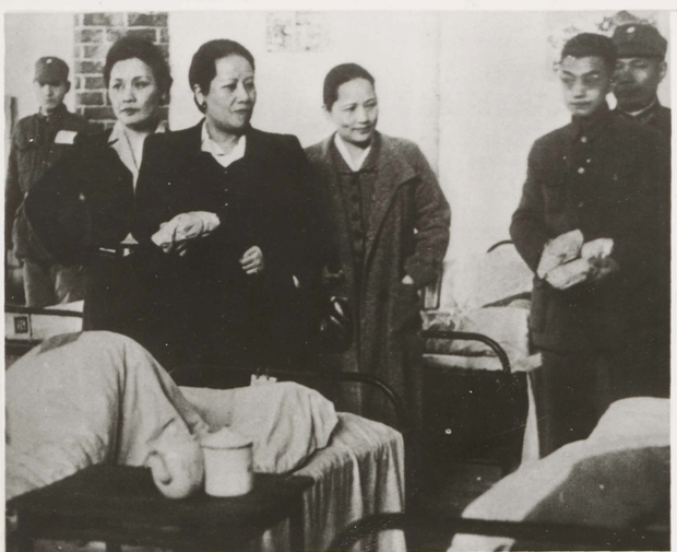 1940年，宋庆龄（中）与宋霭龄、宋美龄在重庆第五陆军医院慰问伤病员。重庆市档案馆藏