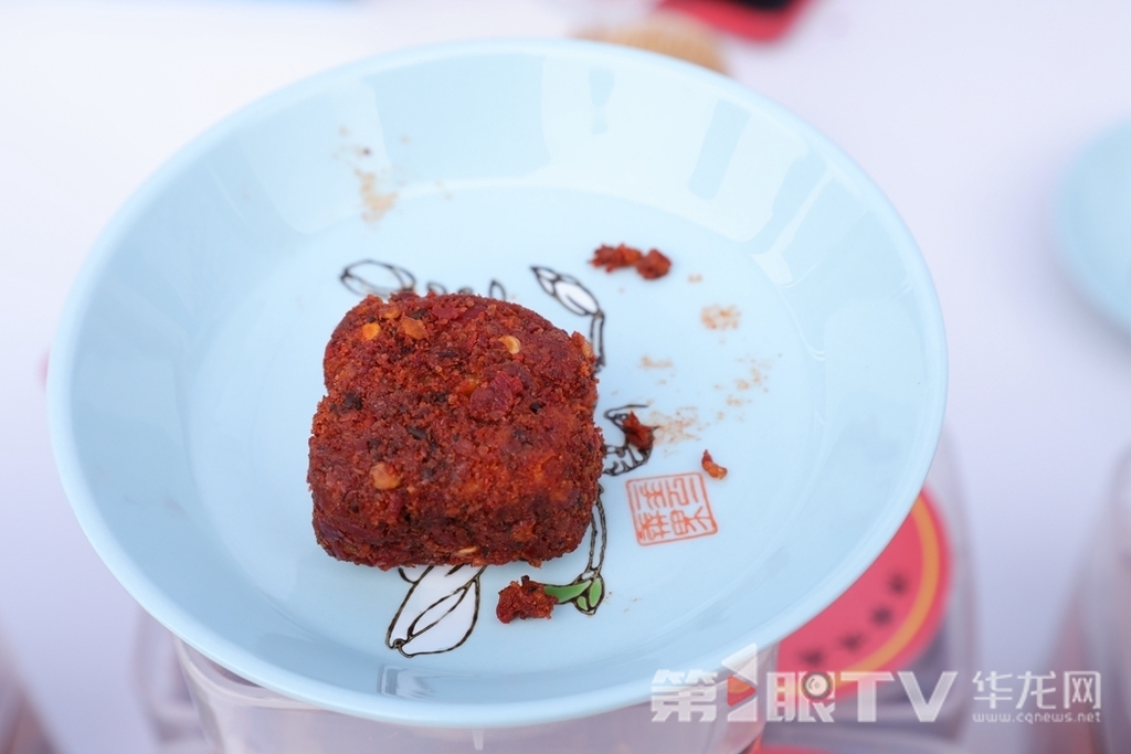 4 盛在盘子中的腐乳如同红玛瑙。第1眼TV-华龙网 董静 摄