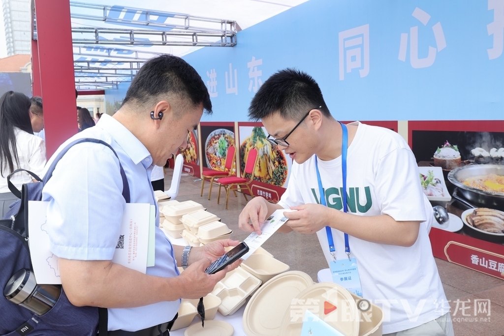 10 游客添加联系方式，准备购买产品。第1眼TV-华龙网 董静 摄