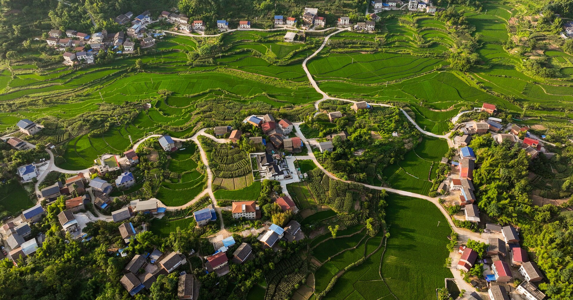 2025年5月13日，重庆市垫江县长龙镇长龙村，层层叠叠的梯田与错落有致的民房绘就田园画卷。1.jpg