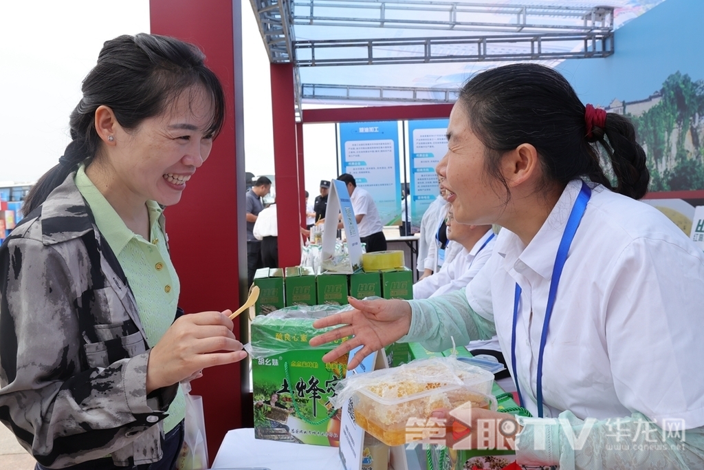 7 游客准备购买蜂蜜，笑意盈盈。第1眼TV-华龙网 董静 摄