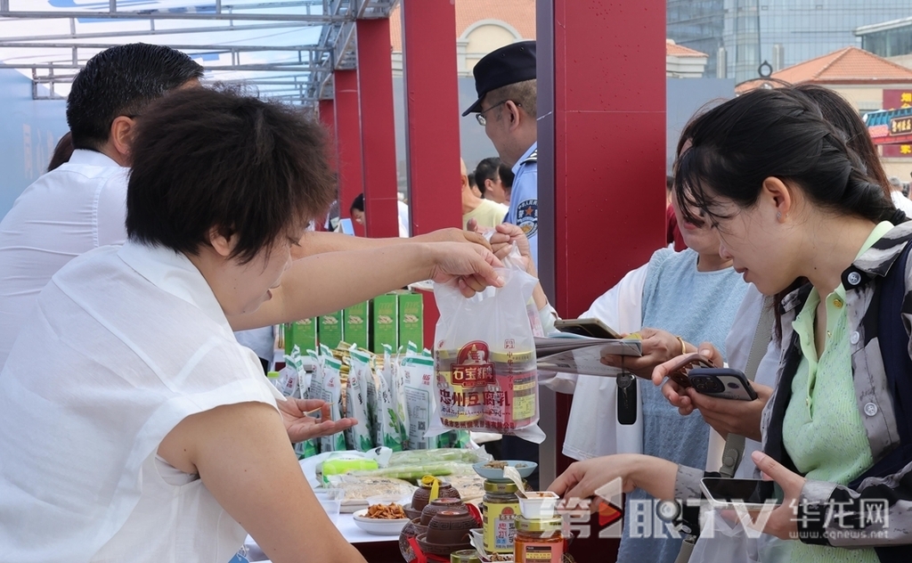 5 本地游客现场购买腐乳。第1眼TV-华龙网 董静 摄