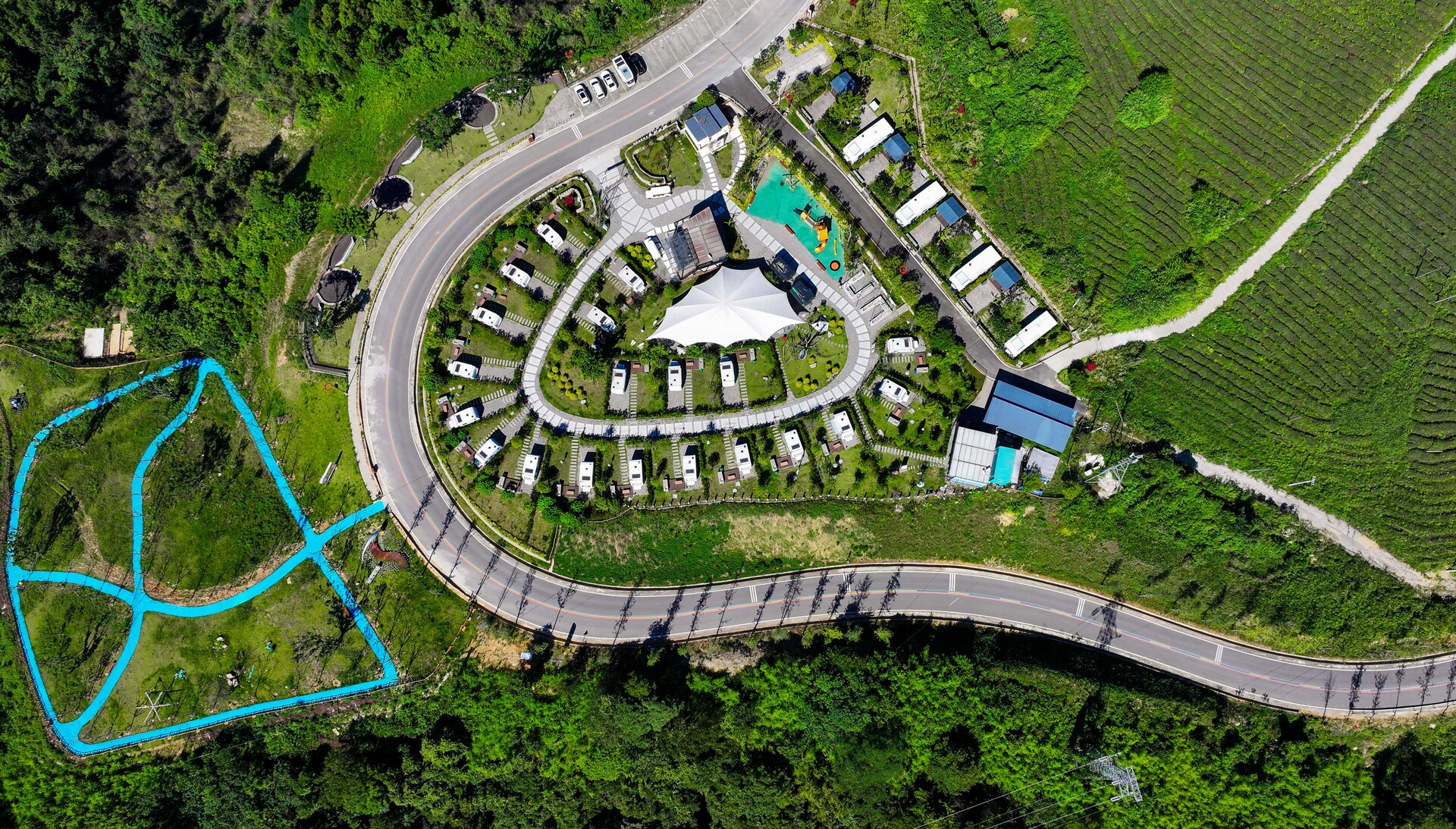 2025年7月4日，重庆市垫江县沙坪镇东印山房车露营基地，排列有序的房车点缀在绿意盎然的大山之间美如画。16.jpg