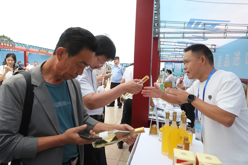 1 展区游人如织。通讯员 田华平 摄