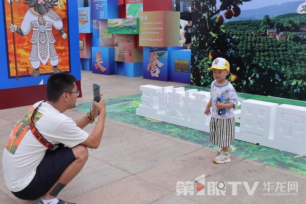 9 烟台小朋友在模型前“打卡”。第1眼TV-华龙网 董静 摄