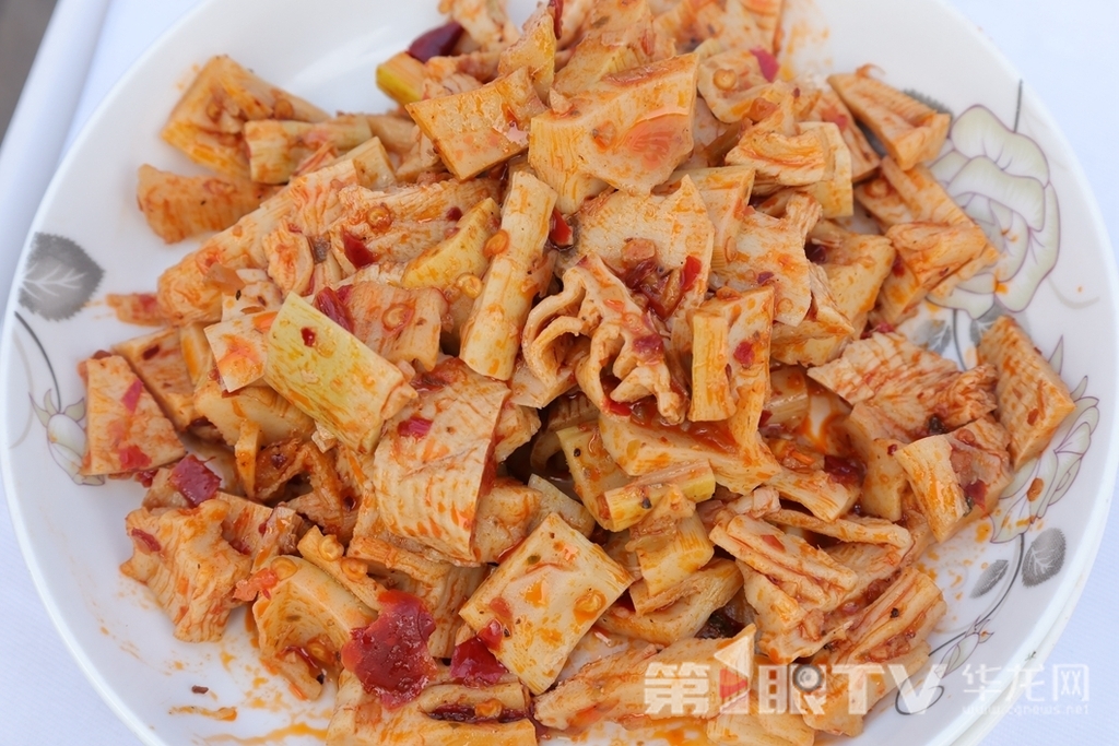 6 鲜辣可口的拌竹笋。第1眼TV-华龙网 董静 摄
