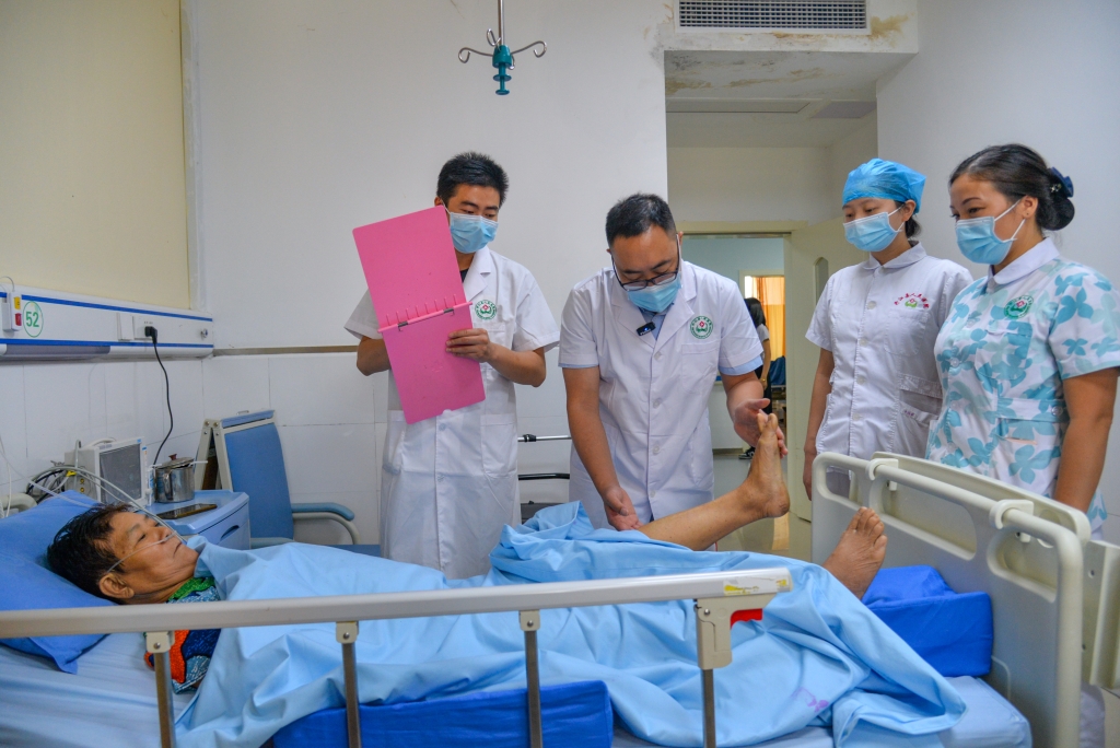 2开江县人民医院，重庆大学附属三峡医院医生刘鸿和同事一起查巡病房。通讯员 付作侨 摄