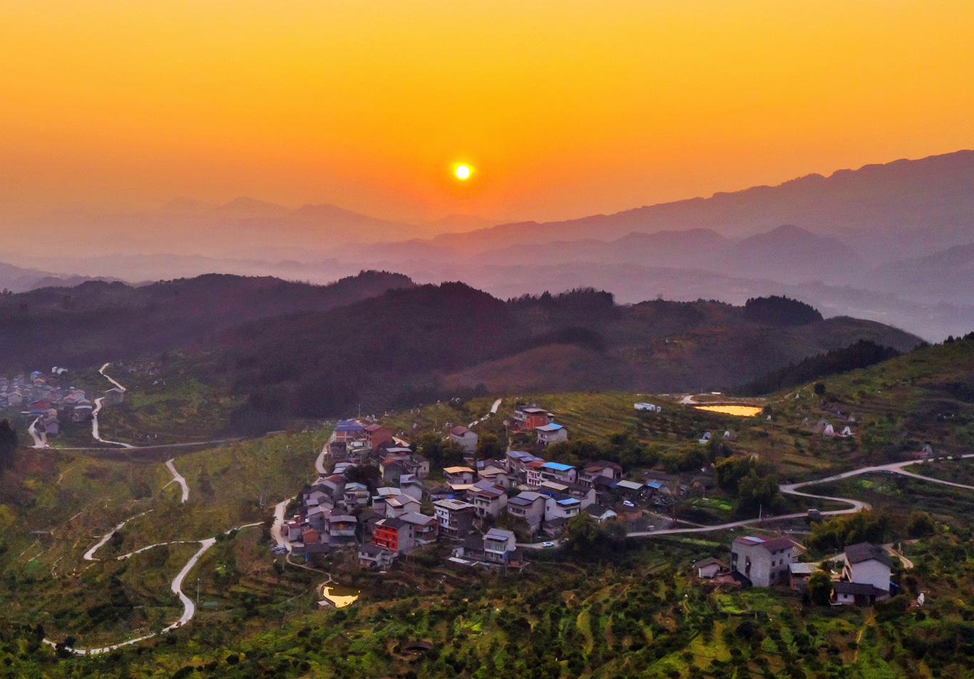 夕阳下的村庄 余鸿 摄DJI_0515.jpg