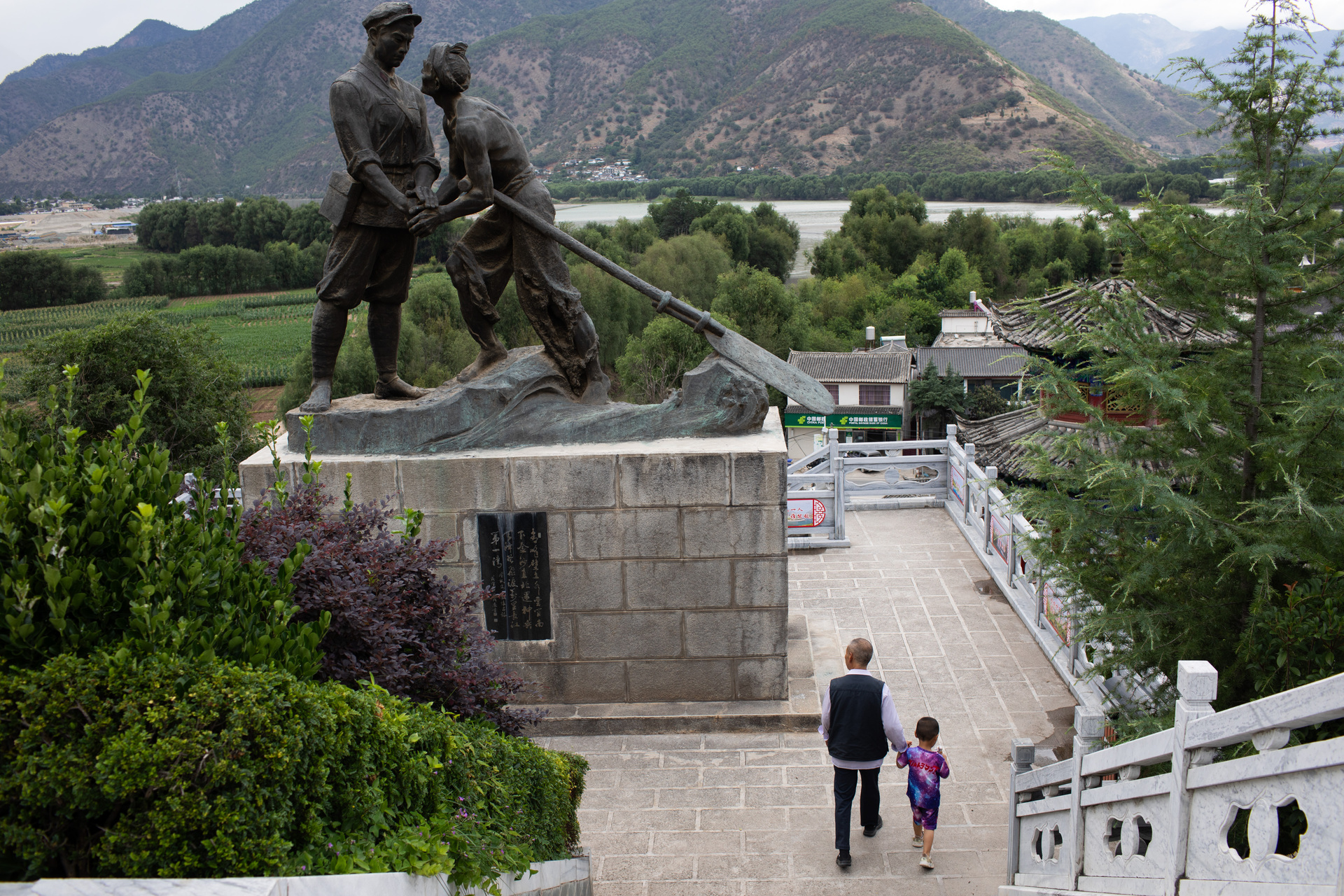 红军长征过丽江纪念馆的“金沙水暖”雕塑。新华社记者 金立旺 摄.JPG